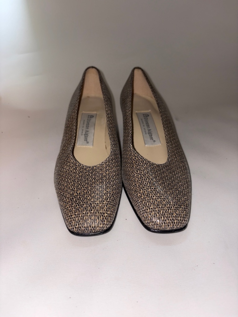 VINTAGE Etienne Aigner Sarah Taupe Low Block Heel Pumps Size 6.5 - Picture 3 of 7